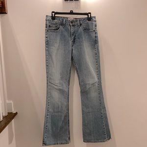 Womens low rise bell bottom Levi’s jeans